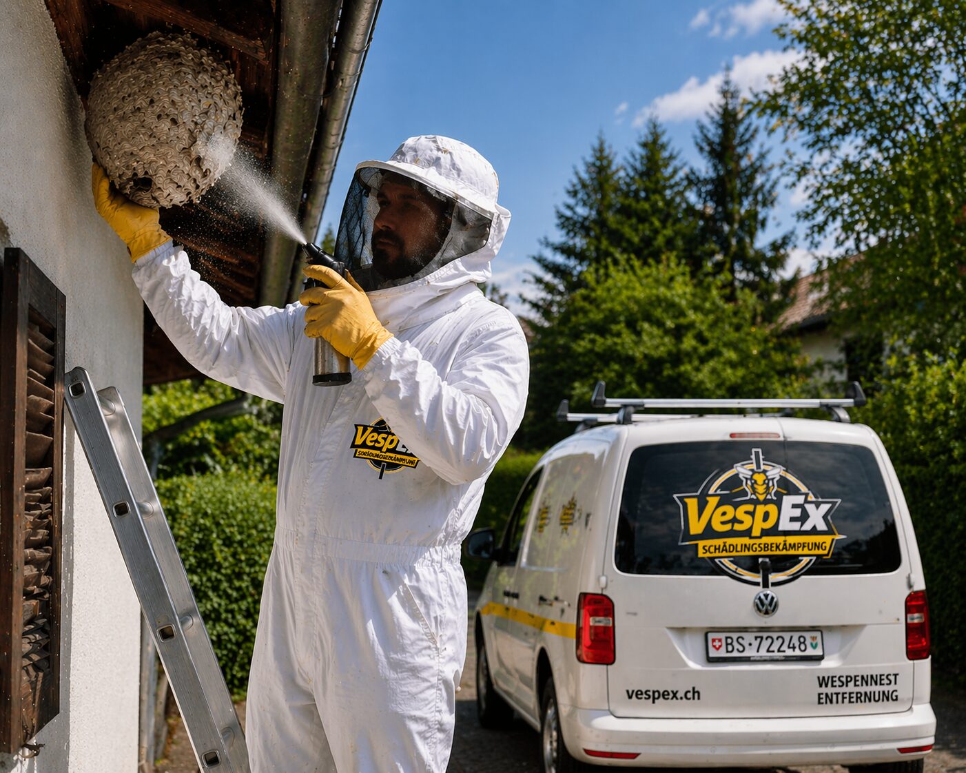 Schädlingsbekämpfer Wespen behandelt Wespennest mit Spray am Haus