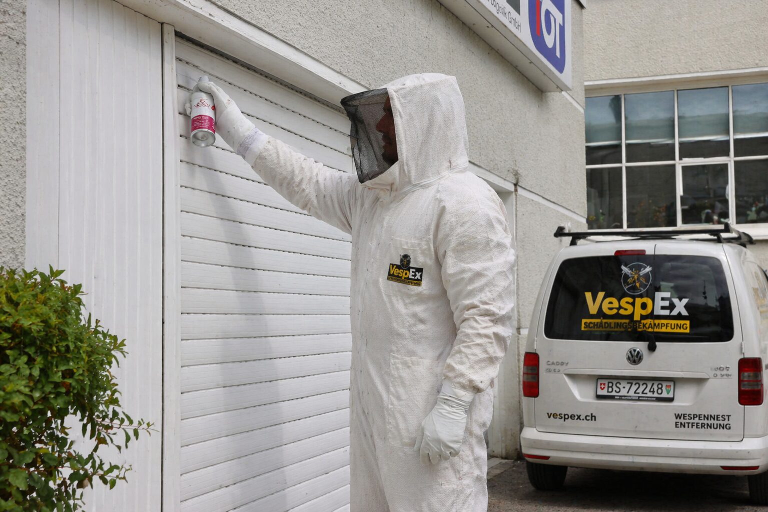 Schädlingsbekämpfer Wespen behandelt Wespennest im Rollladenkasten